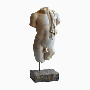 Escultura italiana de principios del siglo XX en el torso de mármol de Carrara