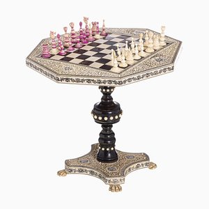 Tavolo da gioco in miniatura anglo-indiano con pezzi degli scacchi, XIX secolo, set di 33