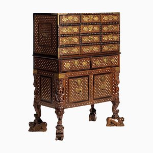 Mueble mostrador indoportugués con molduras, siglo XVII