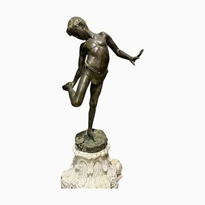 L'Enfant et le Crabe, 19ème Siècle, Sculpture en Bronze Patiné
