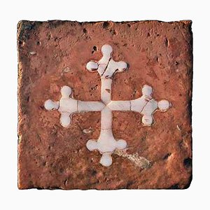 Fliese mit Kreuz Pisana aus Terrakotta und Carrara-Marmor