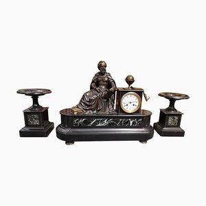 Orologio in marmo e bronzo con Allegoria dell'astronomia raffigurante Copernico, set di 3