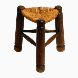 Taburete trípode francés pequeño de madera de roble con asiento de tejido Rush, años 30