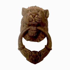 Aldaba antigua de bronce con forma de león