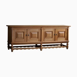 Credenza moderna in quercia attribuita a Henning Kjærnulf per Nyrup Møbelfabrik, Danimarca, anni '60