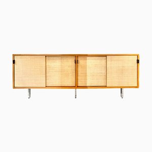 Credenza impiallacciata in noce americano di Florence Knoll, anni '60