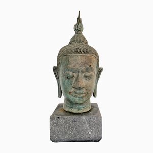 Sukhothai-Buddha Kopf, 1940er, Bronzeguss auf Granitsockel