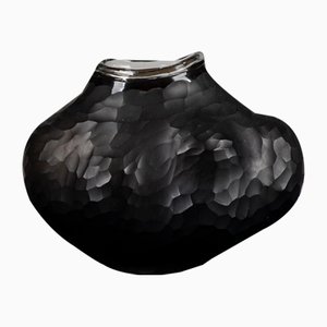 Schwarze und transparente Glasvase mit abstrakten Formen und gehackten Anakeln