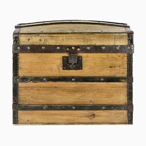 Baúl de transporte de madera con refuerzos de acero