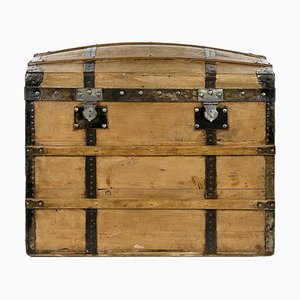 Baúl de transporte de madera con refuerzos de acero