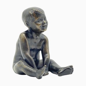 Bronzeskulptur eines sitzenden kleinen Jungen, Deutschland