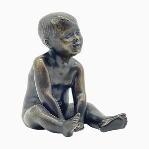 Escultura de bronce de niño sentado, Alemania