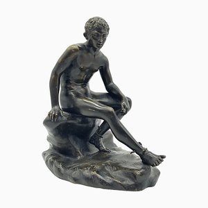 Atletica seduta, scultura in bronzo