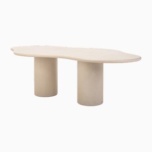 Mesa de comedor Fluent 260 de yeso natural de Isabelle Beaumont