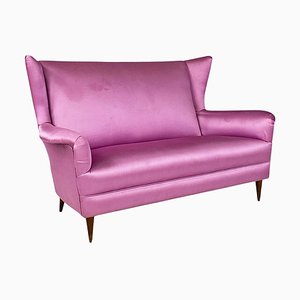 Modernes Italienisches Zwei-Sitzer Sofa aus Rosa Seide & Holzfüßen, 1950er