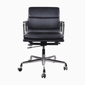 Sedia da ufficio EA217 in pelle nera di Charles & Ray Eames per Vitra