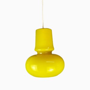 Lámpara colgante portuguesa Mid-Century moderna de vidrio opalino en amarillo, años 70
