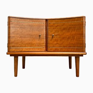 Mueble inglés de madera con decoración de latón, años 60