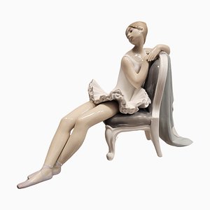 Bailarina de porcelana sentada en una silla Lladró, España, años 60
