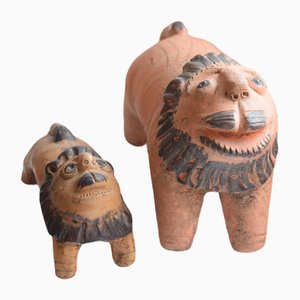 Leones de terracota indios de principios del siglo XX. Juego de 2