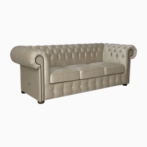 Sofá de tres plazas Chesterfield en beige