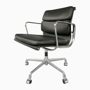 Vintage Leder Soft Pad Chair von Charles & Ray Eames für Knoll International, 2000er