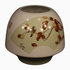 Jarrón chino de cerámica pintada con decoraciones florales, década de 2000