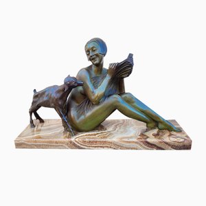 Armand Godard, mujer Art Déco y cordero, siglo XX, bronce sobre base de ónice