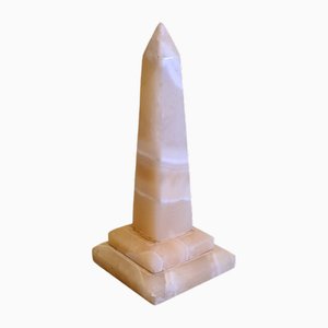 Italienischer Alabaster Obelisk, Ende des 20. Jahrhunderts