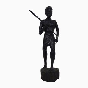 Madagassische Schule Art Deco Holzstatuette mit 2 Speeren von F. Raydaly, Madagaskar