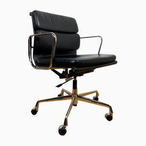 Chaise Soft Pad EA217 en Cuir Noir (Nero) par Charles & Ray Eames pour Vitra