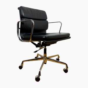 Soft Pad Chair EA217 in Black Leather (Nero) by Charles & Ray Eames for Vitra