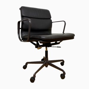 Brauner Leder Soft Pad Chair EA 217 von Charles & Ray Eames für Vitra