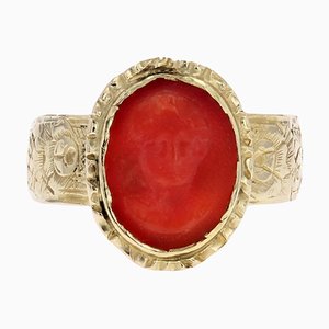 Anillo de coral camafeo de oro amarillo de 18 kt, siglo XX