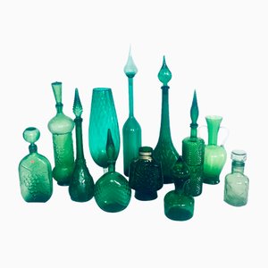 Jarrones y jarras de vidrio verde, años 60. Juego de 12