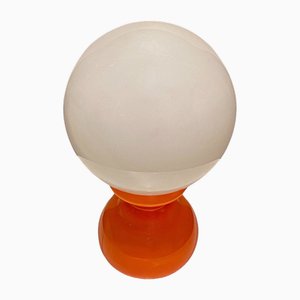 Lampada da tavolo vintage Space Age arancione con sfera in vetro bianco, anni '60