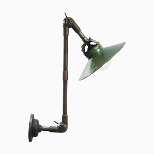 Französische industrielle grüne Emaille 3-Arm Maschinist Wandlampe aus Messing