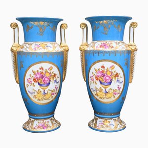 Jarrones con flores pintadas de porcelana Sevres. Juego de 2