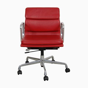 Sedia da ufficio Ea-217 in pelle rossa di Charles Eames