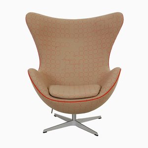 Chaise Egg en Tissu Beige par Arne Jacobsen