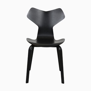 Chaise Grandprix en Frêne Laqué Noir avec Pieds en Bois par Arne Jacobsen