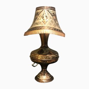 Lámpara antigua de metal tallado a mano