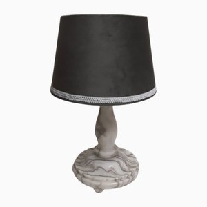 Lampada da tavolo vintage con base in marmo bianco a grana grossa e paralume in tessuto grigio-nero, anni '60