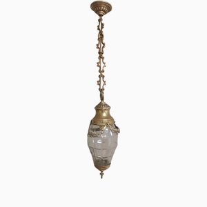 Deckenlampe mit Kristallglasschirm mit geometrischem Schliff auf verzierter Messinghalterung mit langer Kette, 1900