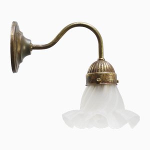 Französische Blumen-Wandlampe aus Milchglas & Messing