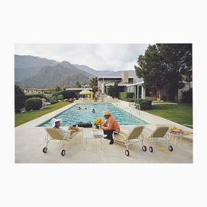 Slim Aarons, Poolside Interruption, Tirage Photographique Estampillé Estate en Édition Limitée, 1970s