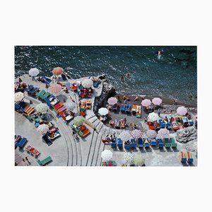 Slim Aarons, Positano Beach, Stampa fotografica in edizione limitata, anni '70