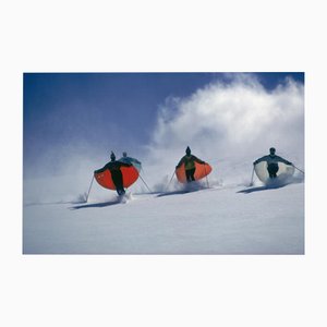 Slim Aarons, Caped Skiers, Tirage photographique estampé Estate en édition limitée, années 2000