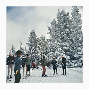 Slim Aarons, Skiing in Vail, Tirage photographique estampé Estate en Édition Limitée, 1980s