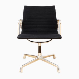 Sedia EA107 in alluminio di Charles & Ray Eames per Herman Miller